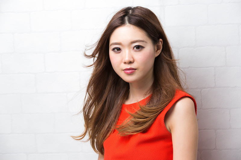 赤い服を着た女性